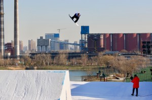 Zoi Sadowski-Synnott Through to Finals at Air + Style Snowboard World Cup